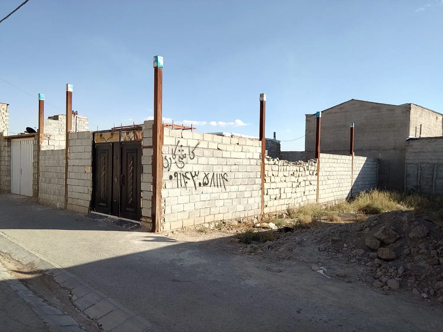 130متر مسکونی نیمه کاره باغمعروف
