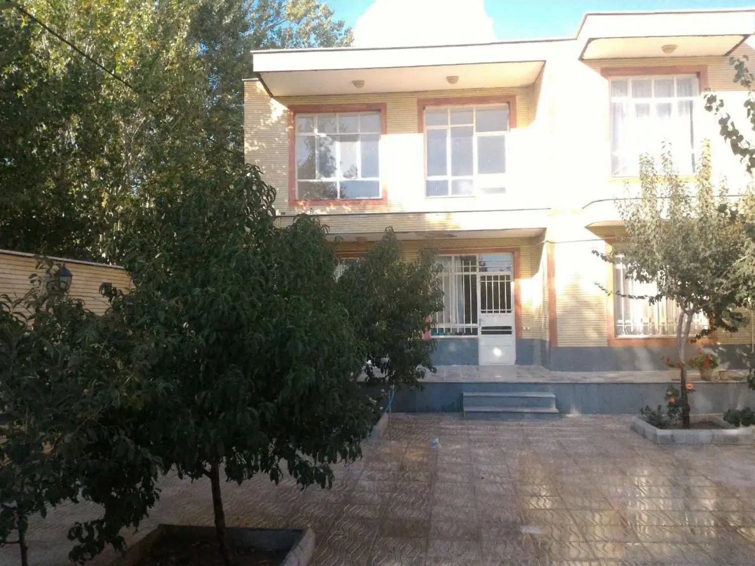 ملک دو طبقه حیاط دار