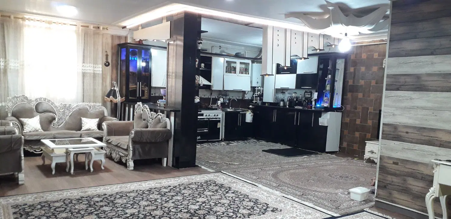 طبقه بالا حیاط دار