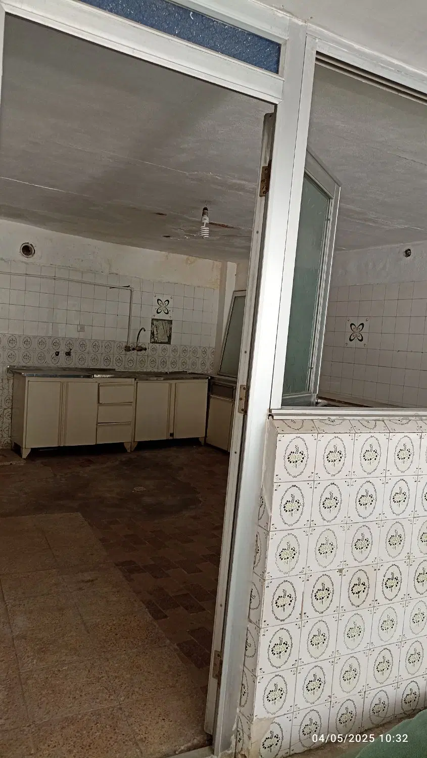 انبار ، عنصری غربی نزدیک به خیابان اصلی