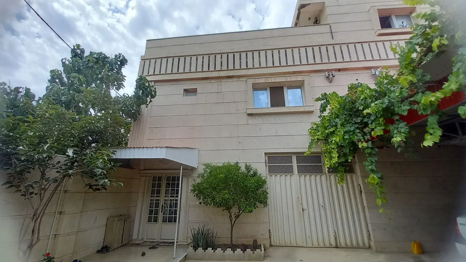 اپارتمان دو طبقه ۲۰۰ متر زیربنا.