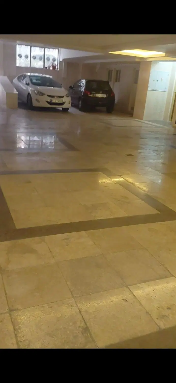آپارتمان جنوبی طبقه سوم ۲ پارکینگ سندی ویکی مزاحم