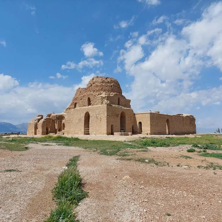 زمین درب از حیاط موقعیت مطلوب سروستان