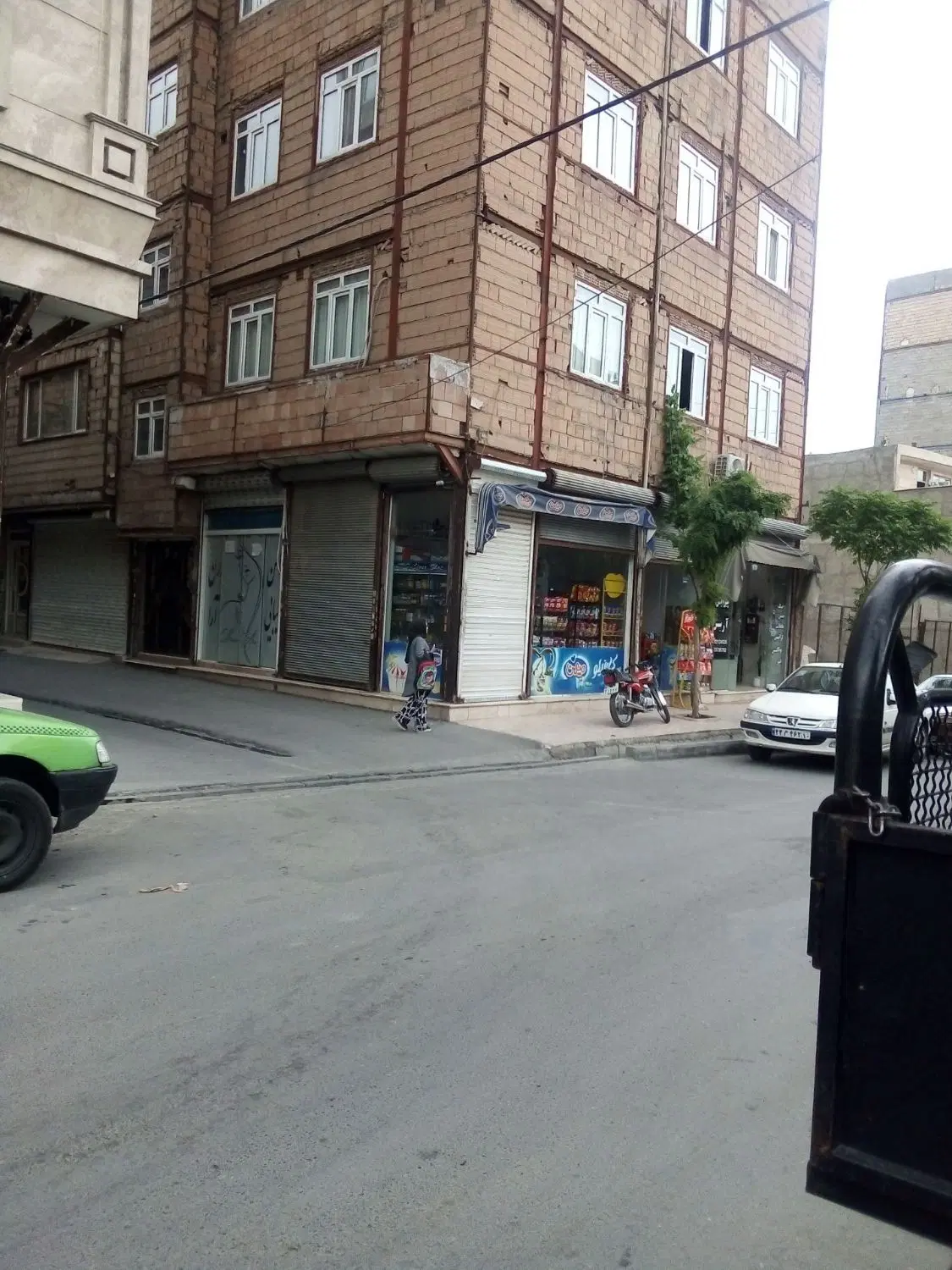 سه طبقه مسکونی با سه دهنه مغازه