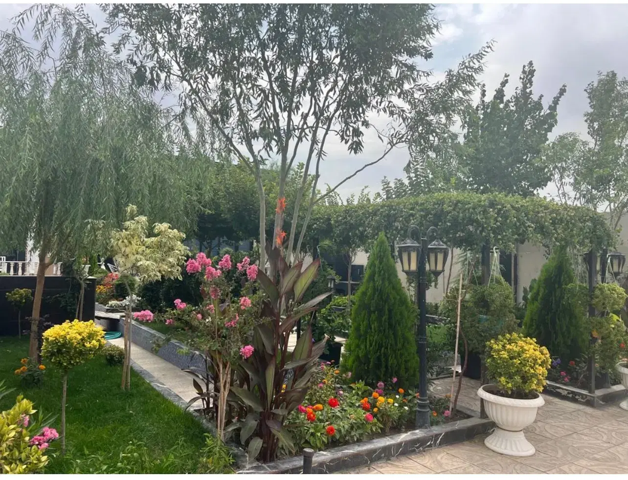 باغ ویلای مدرن حاشیه جاده سنتو