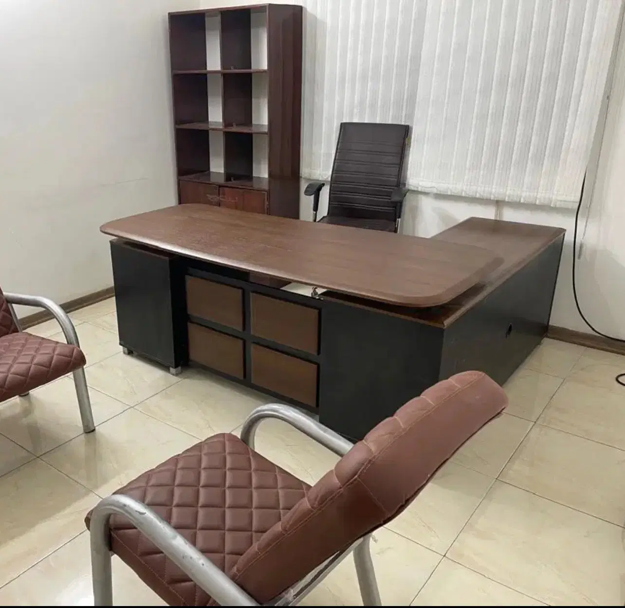 ۲۴ متر دفتر اداری ، طبقه دوم ، روبروی شهر ابزار