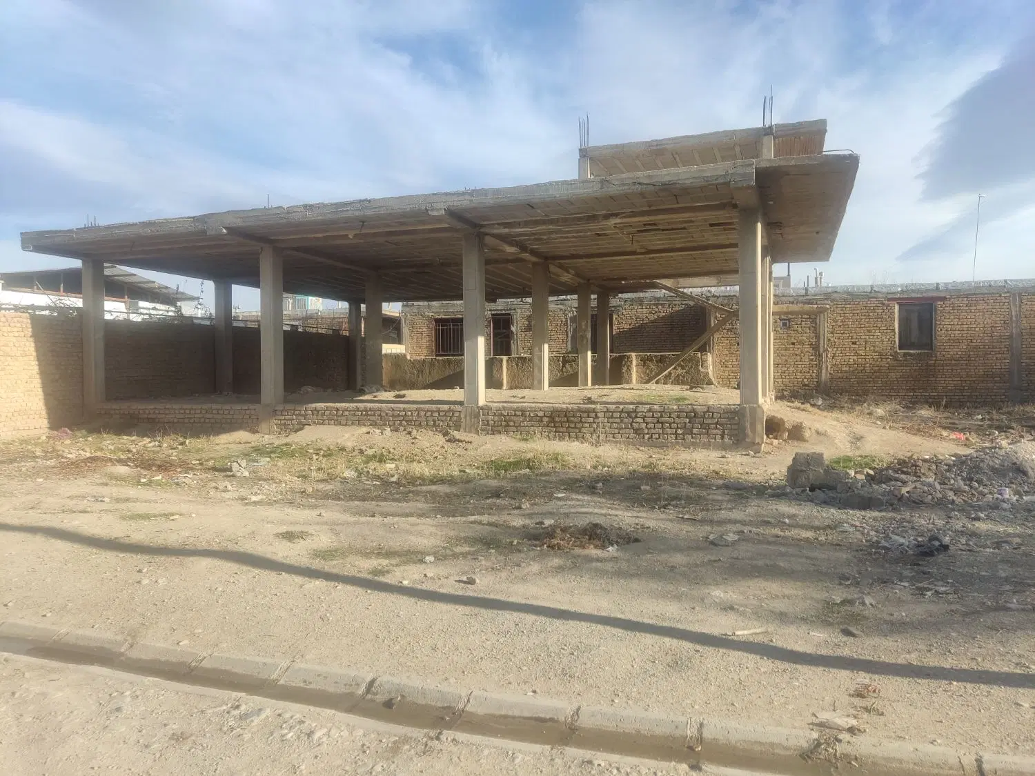 فروش زمین وبنای محکم نیمه کاره شهرک خزل