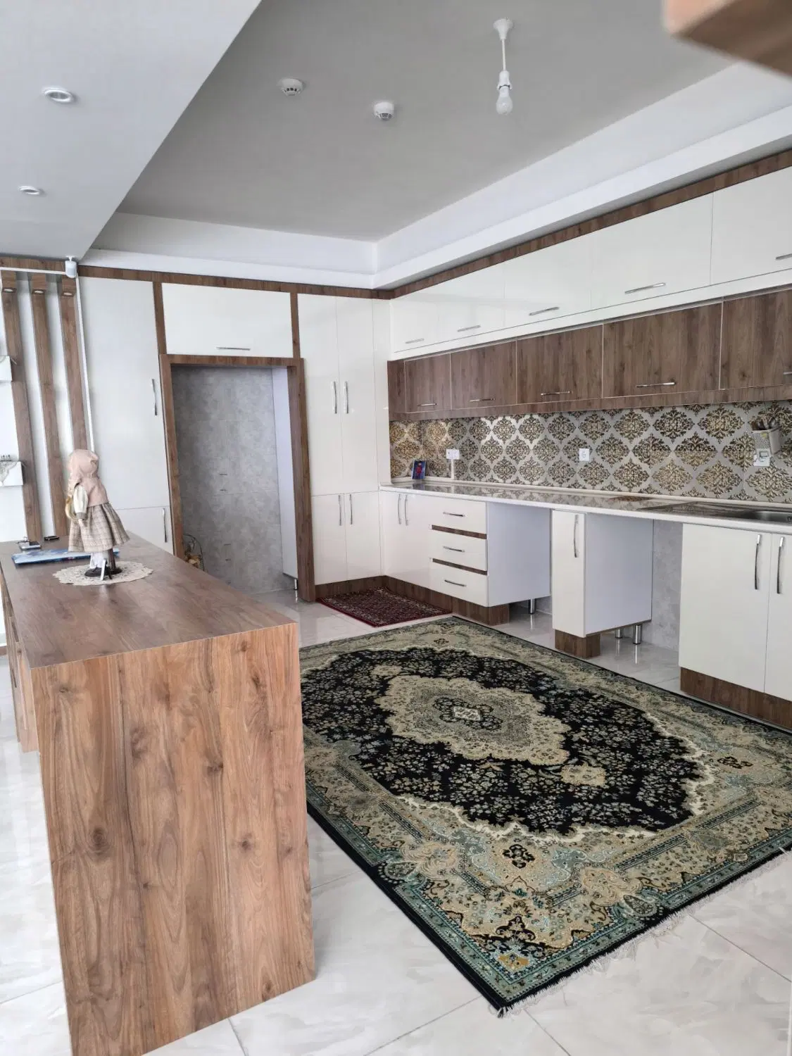 آپارتمان تک واحدی سه خواب پارکینگ اختصاصی