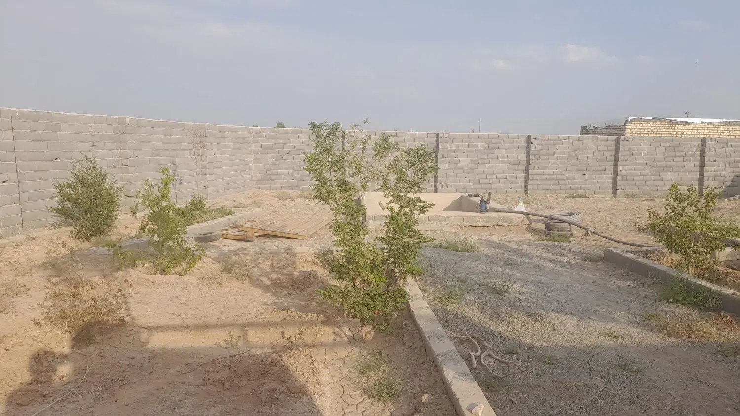 چهاردیواری ۶۰۰ متر واقع در فیروزآباد