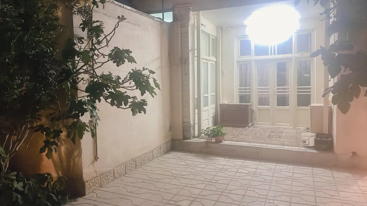 خانه‌باغ ۳۱۳ متر، حیاط پر درخت، مناسب دو خانواده