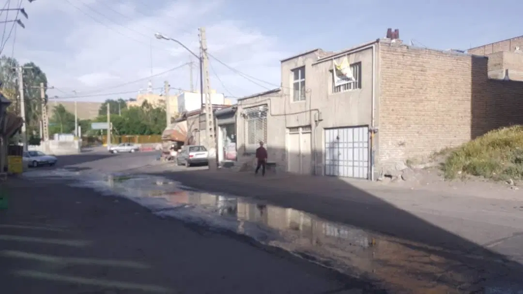 فروش خانه به همراه ۲۵ متر مغازه ،سند دار