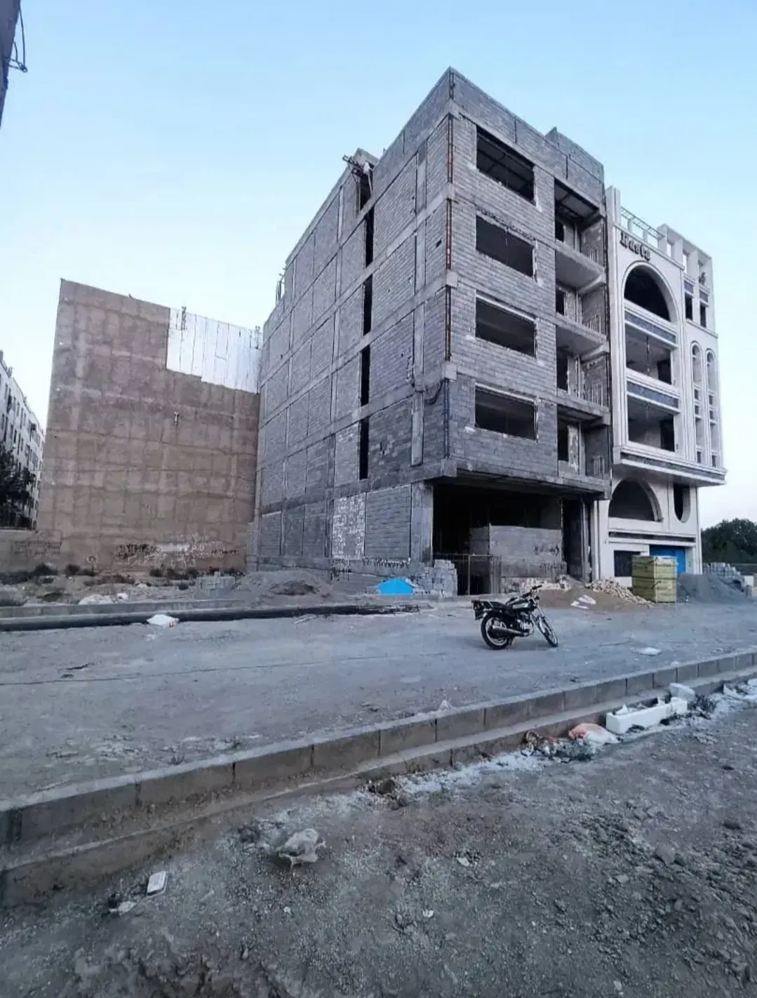 قطعه زمین مسکونی و تحویل واحد اپارتمان نوساز