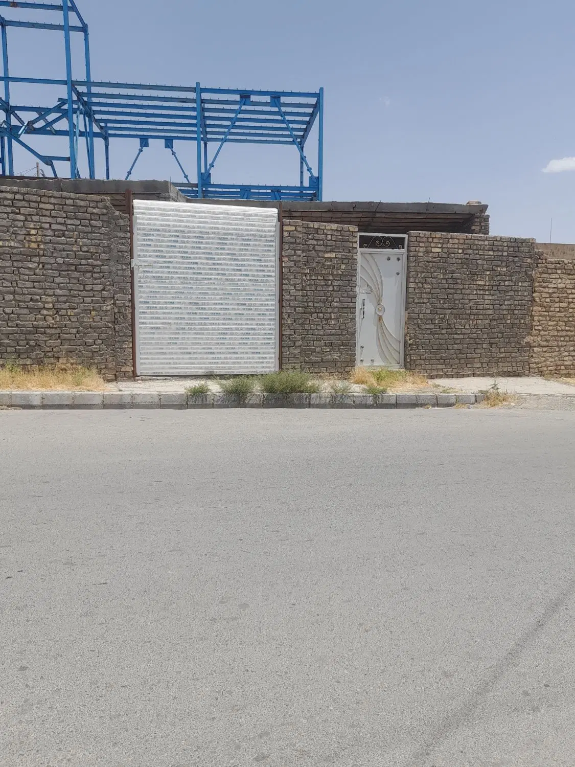 منزل نیمه کاره حیاط دارفروشی