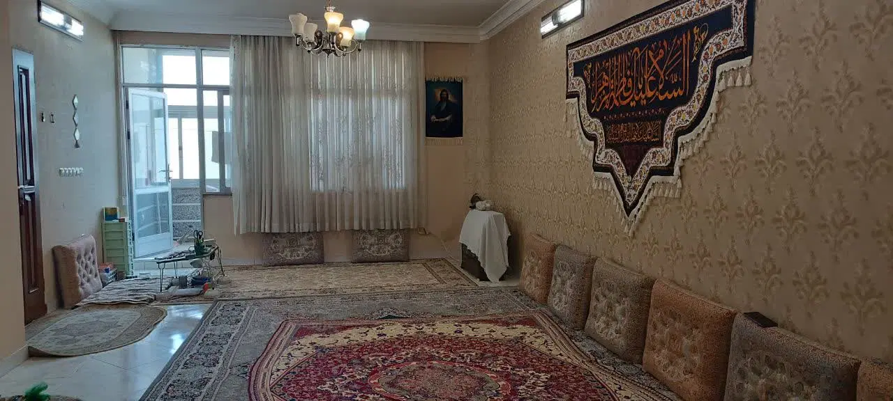 یک واحدآپارتمان طبقه ی سوم 100متر