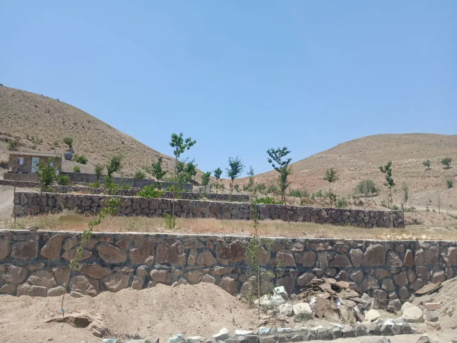 ۲۰۰ متر زمین چهار دیوار