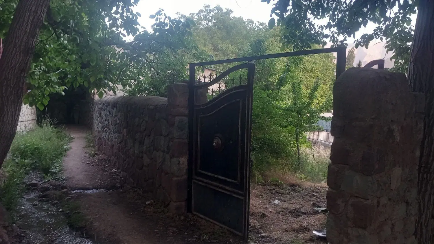 زمین چهار دیواری