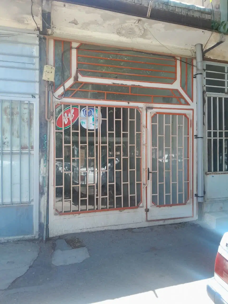 یک باب مغازه تجاری