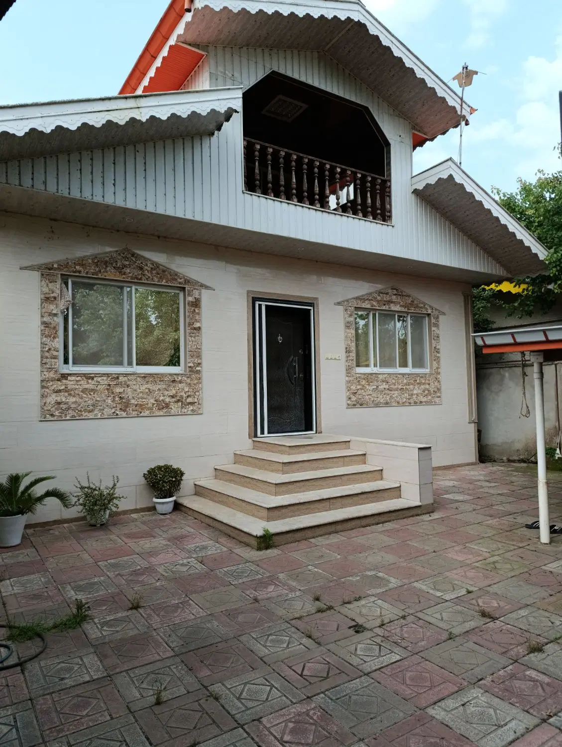 خانه ویلایی به همراه ملک تجاری