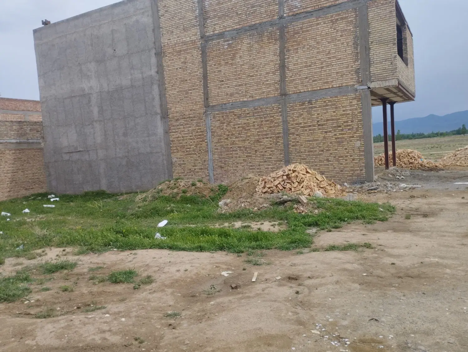 زمین ۱۸۰ متری بر روی خیابان ۱۶ متری