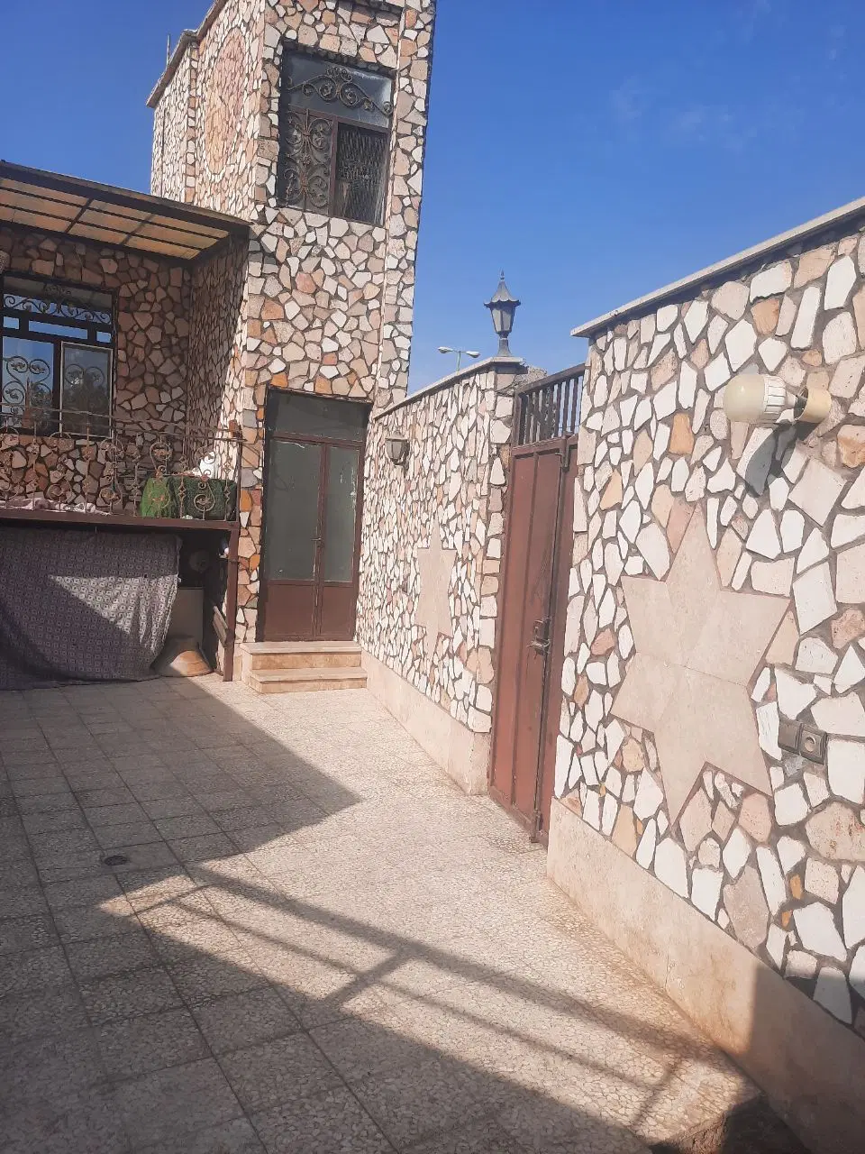خانه دوطبقه بازسازی شده