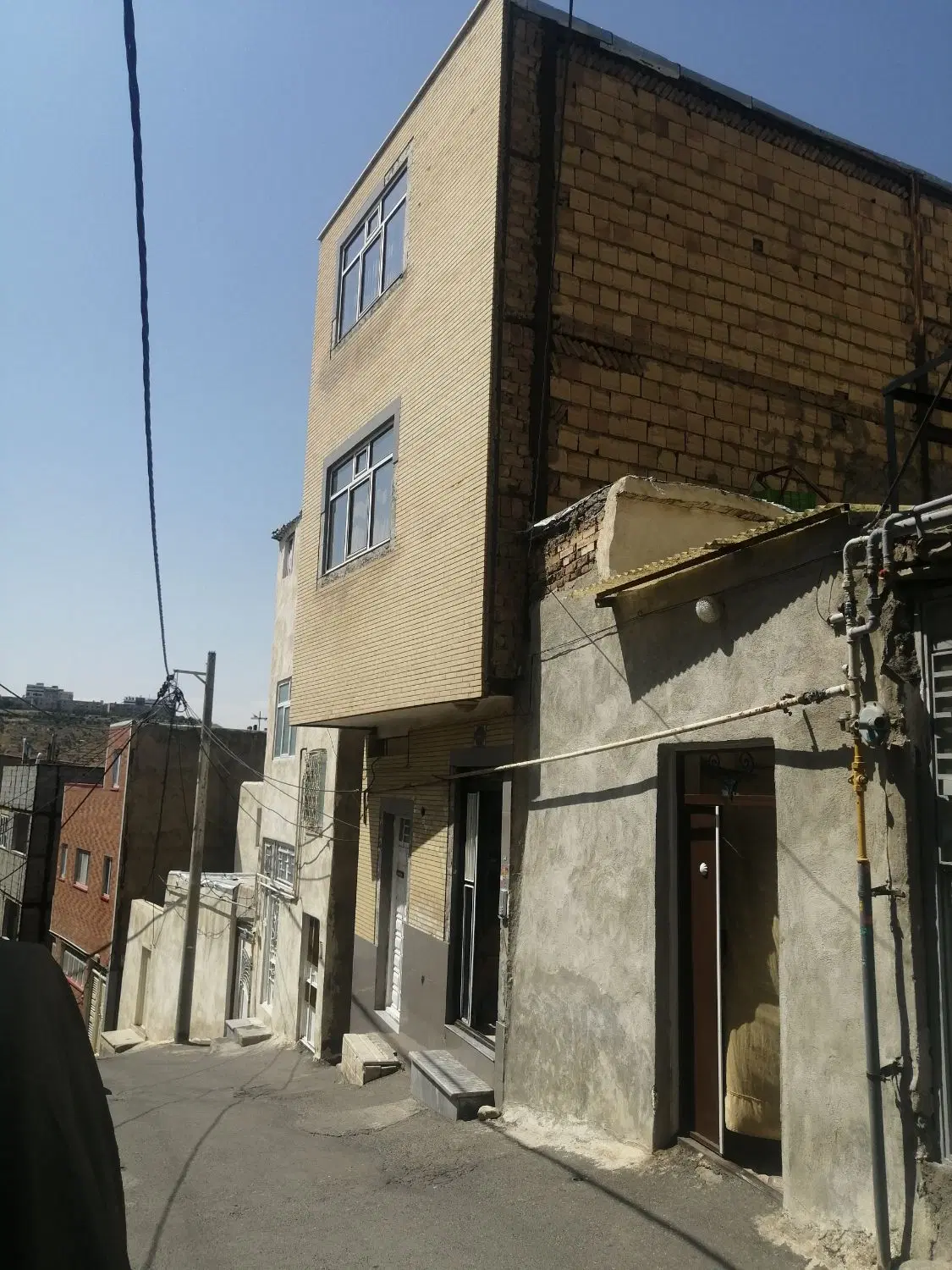 فروش منزل مسکونی 3 طبقه در آخر عباسی صالح آباد