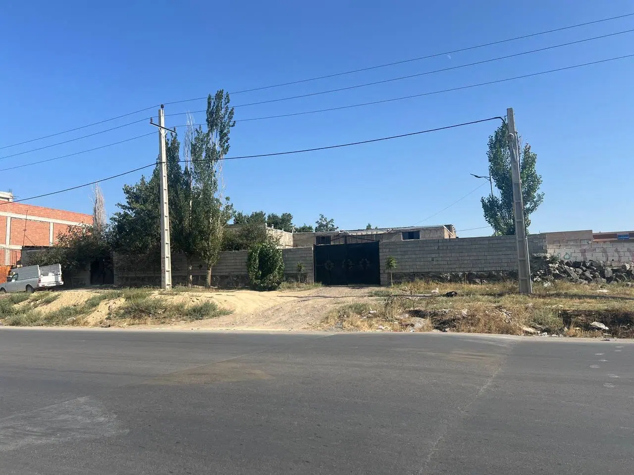 زمین و کارگاه تجاری در حسن باروق بر جاده