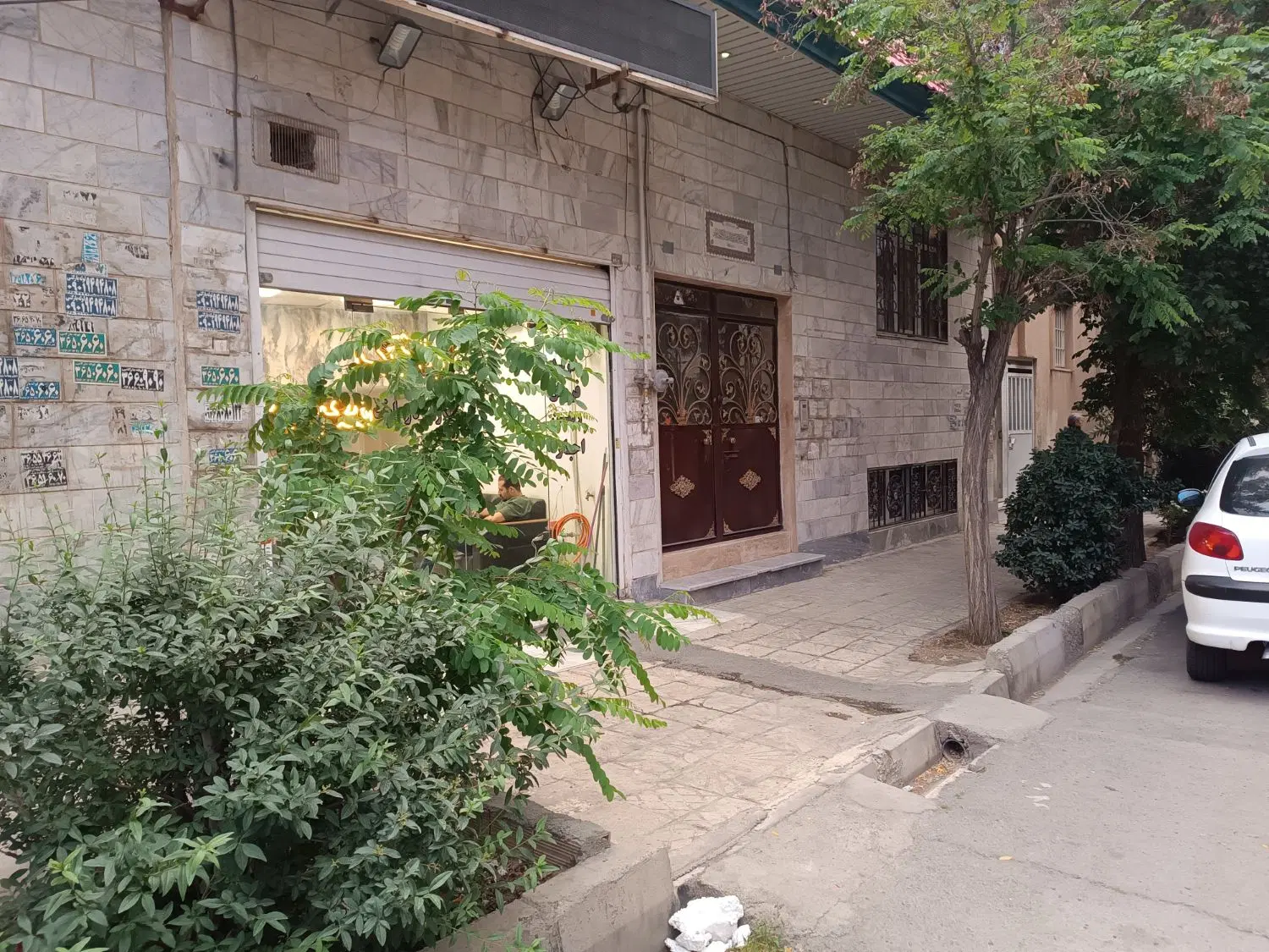 ویلایی دارای دو واحد و مغازه