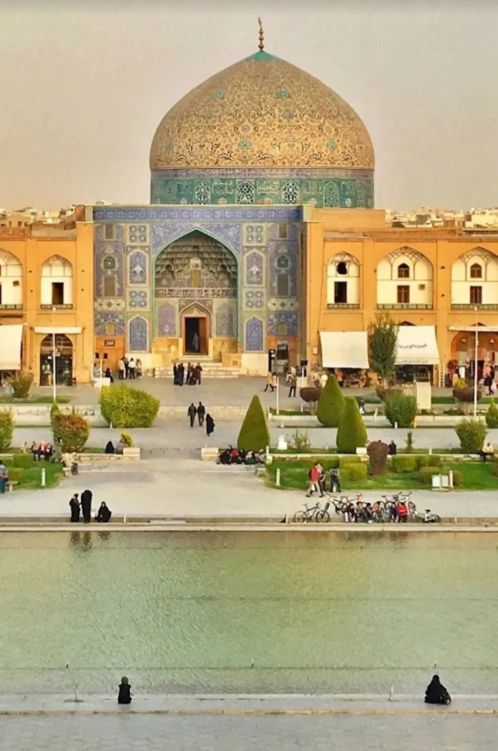 مغازه بر میدان نقش جهان