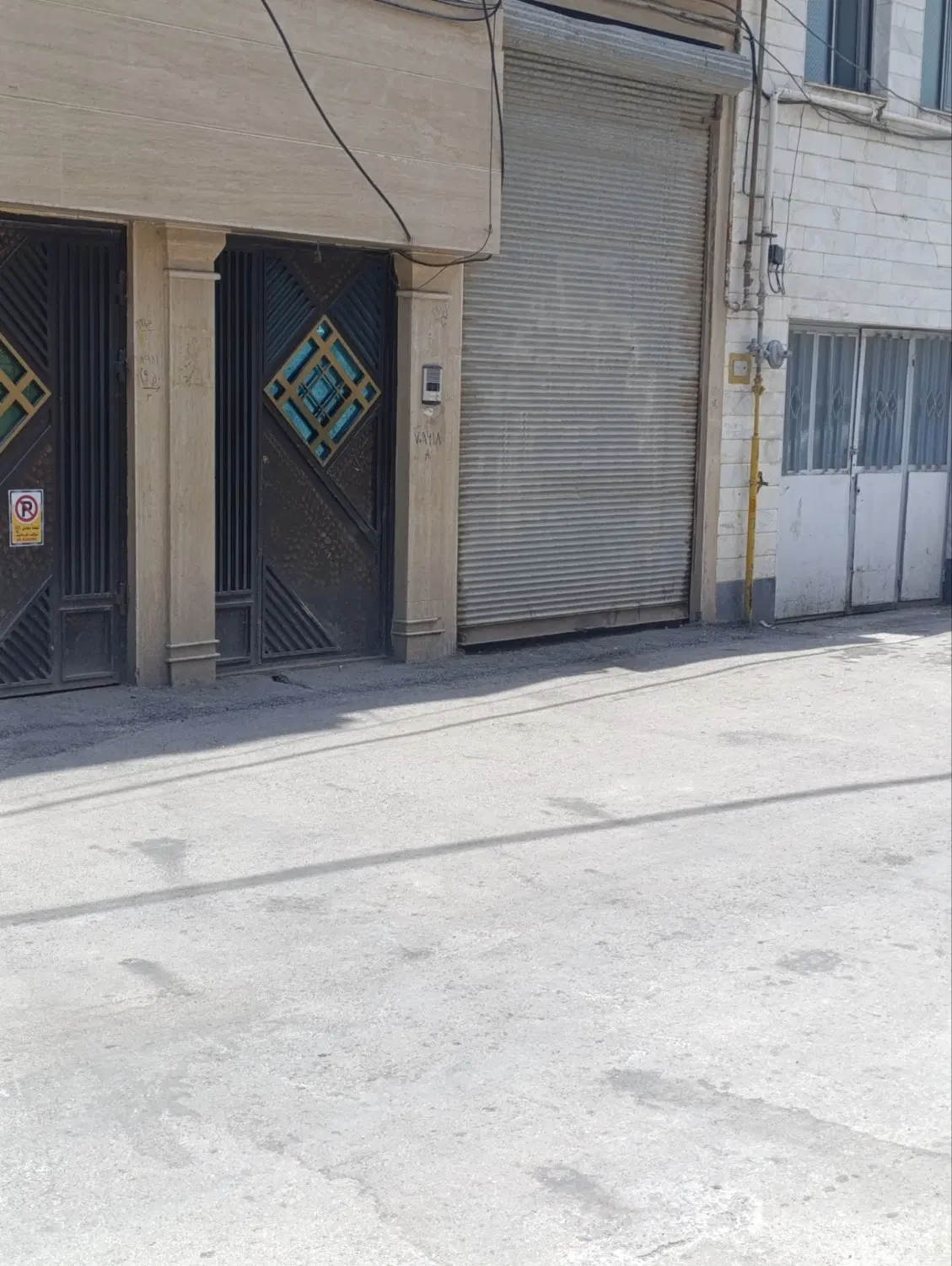 یک باب مغازه دوازده متری .داخل کوچه