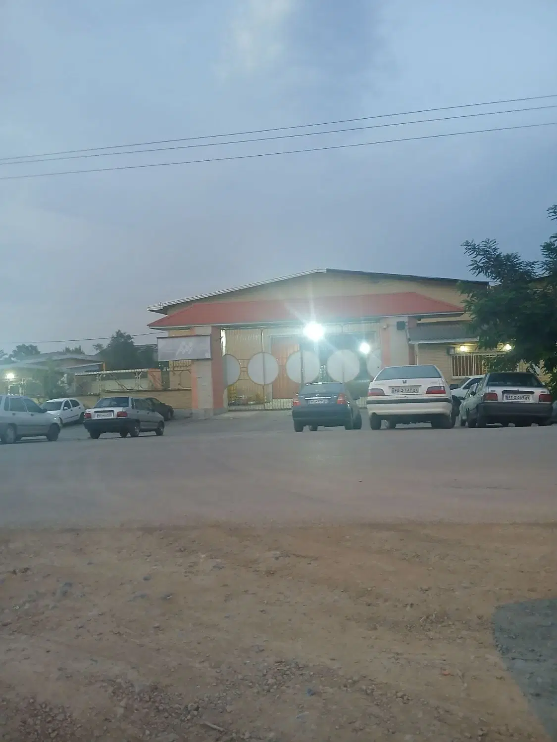 ۳۰۰ متر زمین
