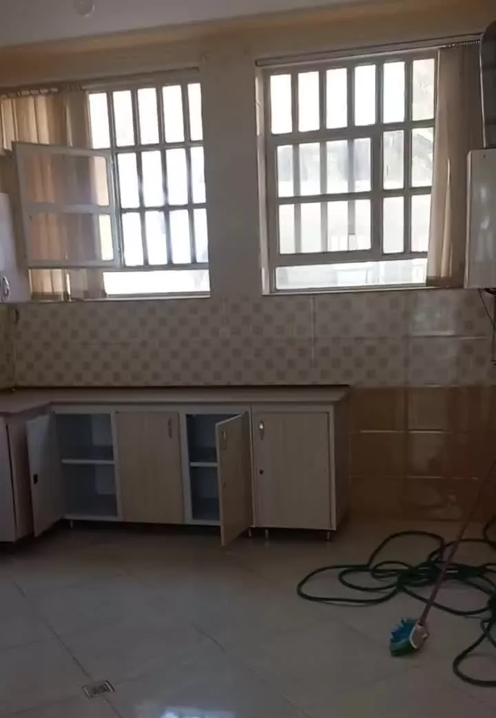صفاییه نیم طبقه پیلوت بسیار روشن