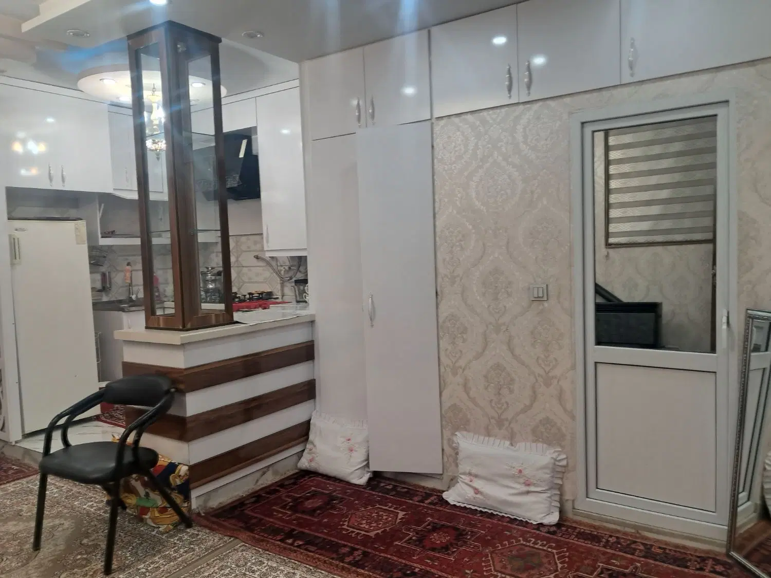 یک واحد اپارتمان همکف در بست