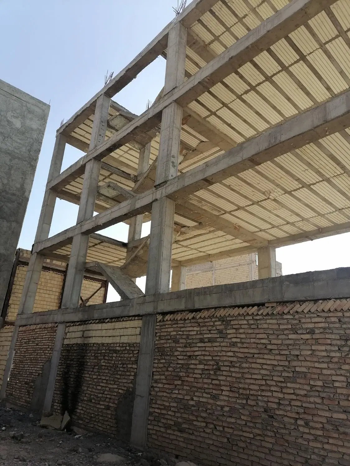 ساختمان نیمه کاره سند تک برگ