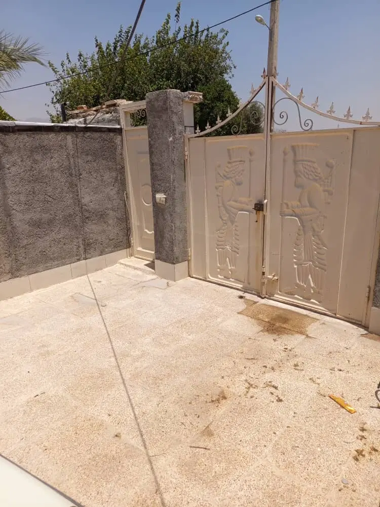 با سلام خانه مسکونی و باغچه