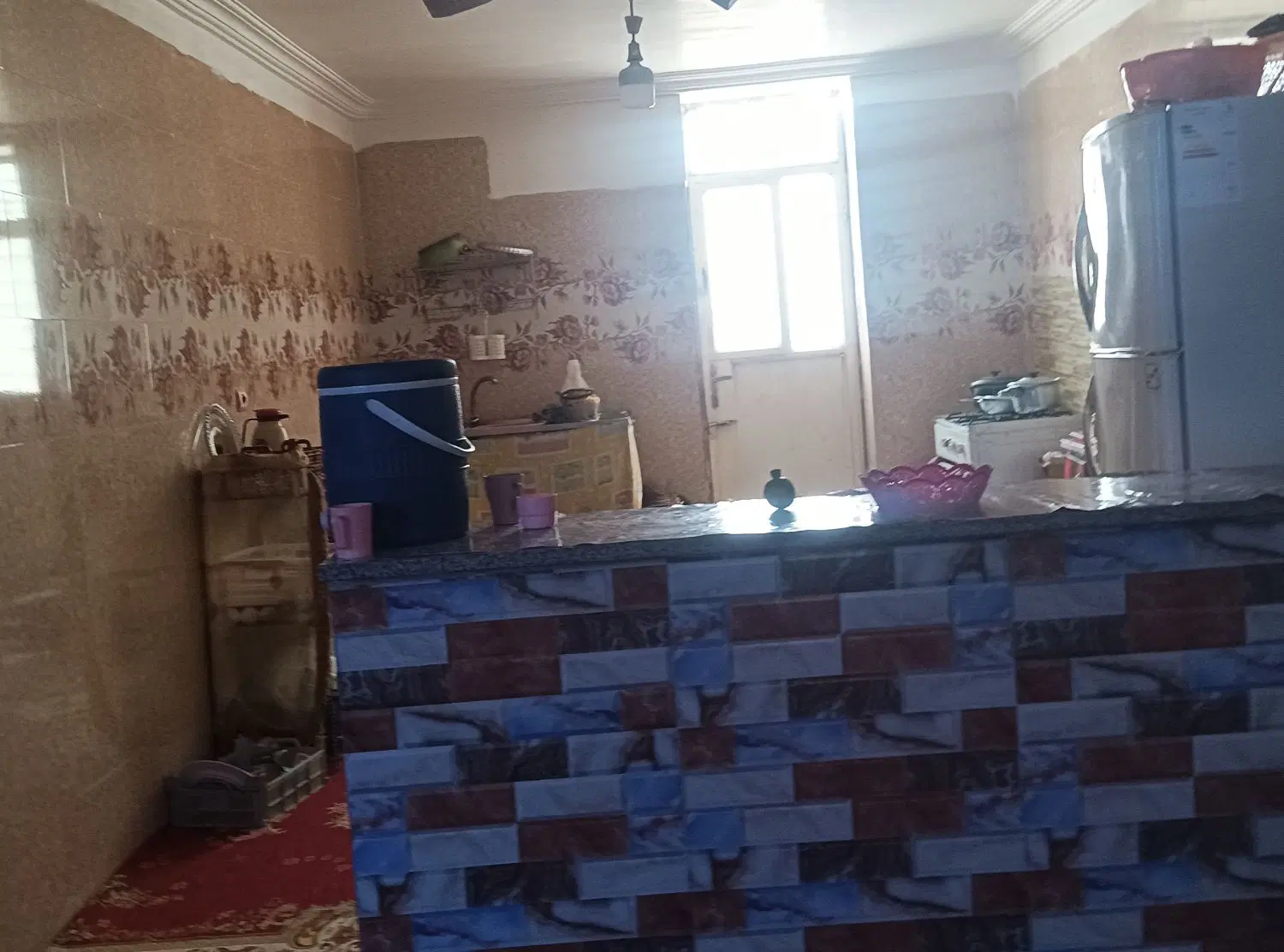 خانه‌ی فروش می‌رسند