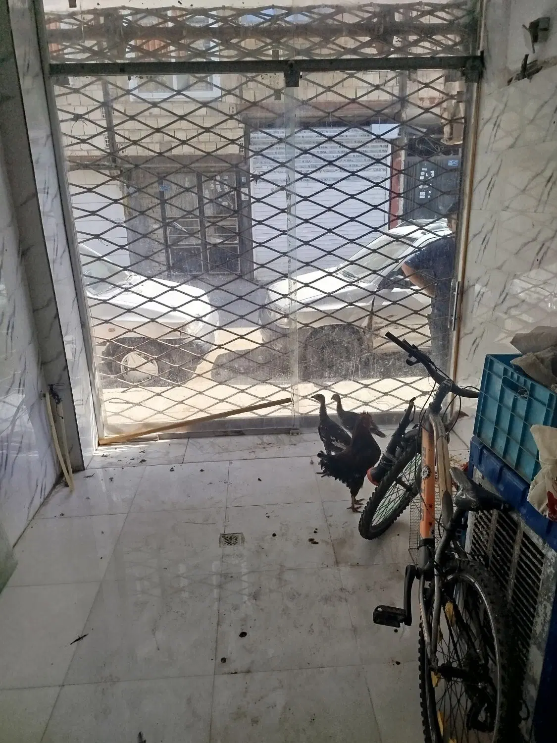 حیاط دربست .نیم اسکلت .دارای مغازه