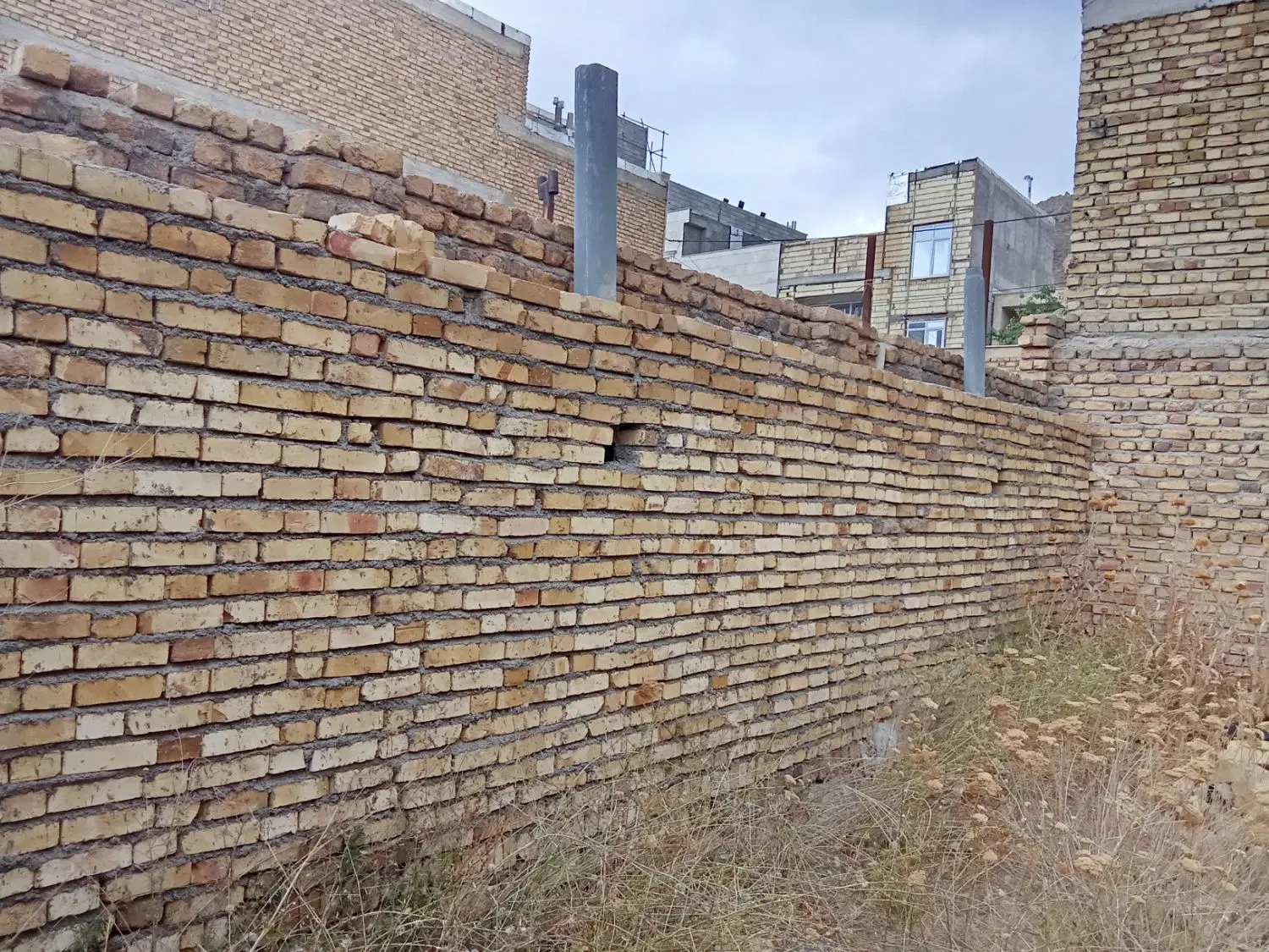 چهار دیواری در پایین کوه