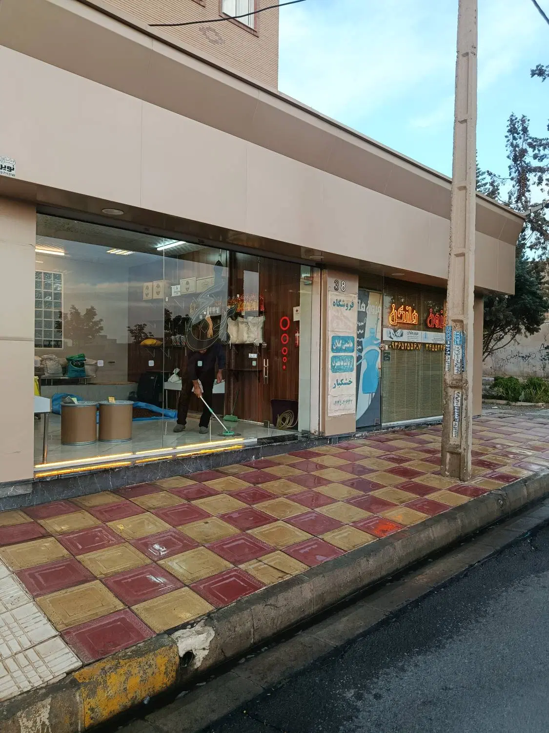 مغاز تجاری ۳۰متری همکف خ۲۲ بهمن جنوبی
