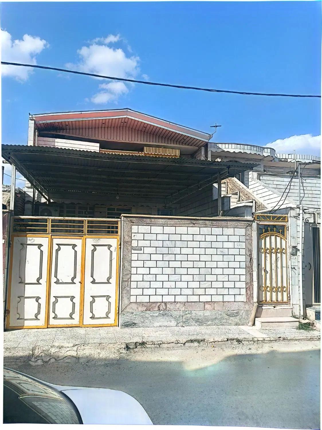 یک باب حیاط مسکونی دو طبقه واقع در گلدشت غربی