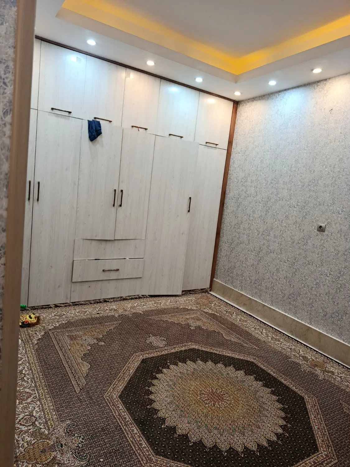 خانه ویلایی دو طبقه حاشیه خیابان اصلی