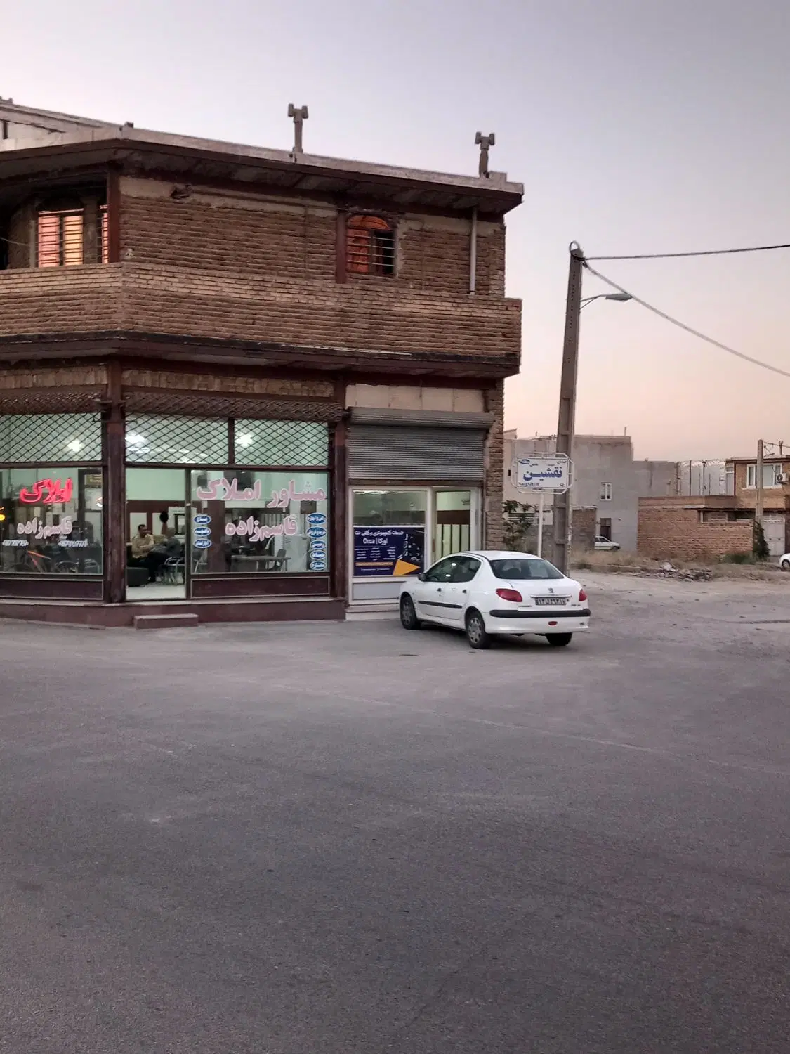 یک باب مغازه سه نبش بر خیابان اصلی خاقانی