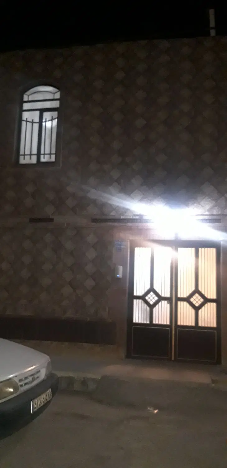 منزل مسکونی واقع در مالک اشتر قنوات.