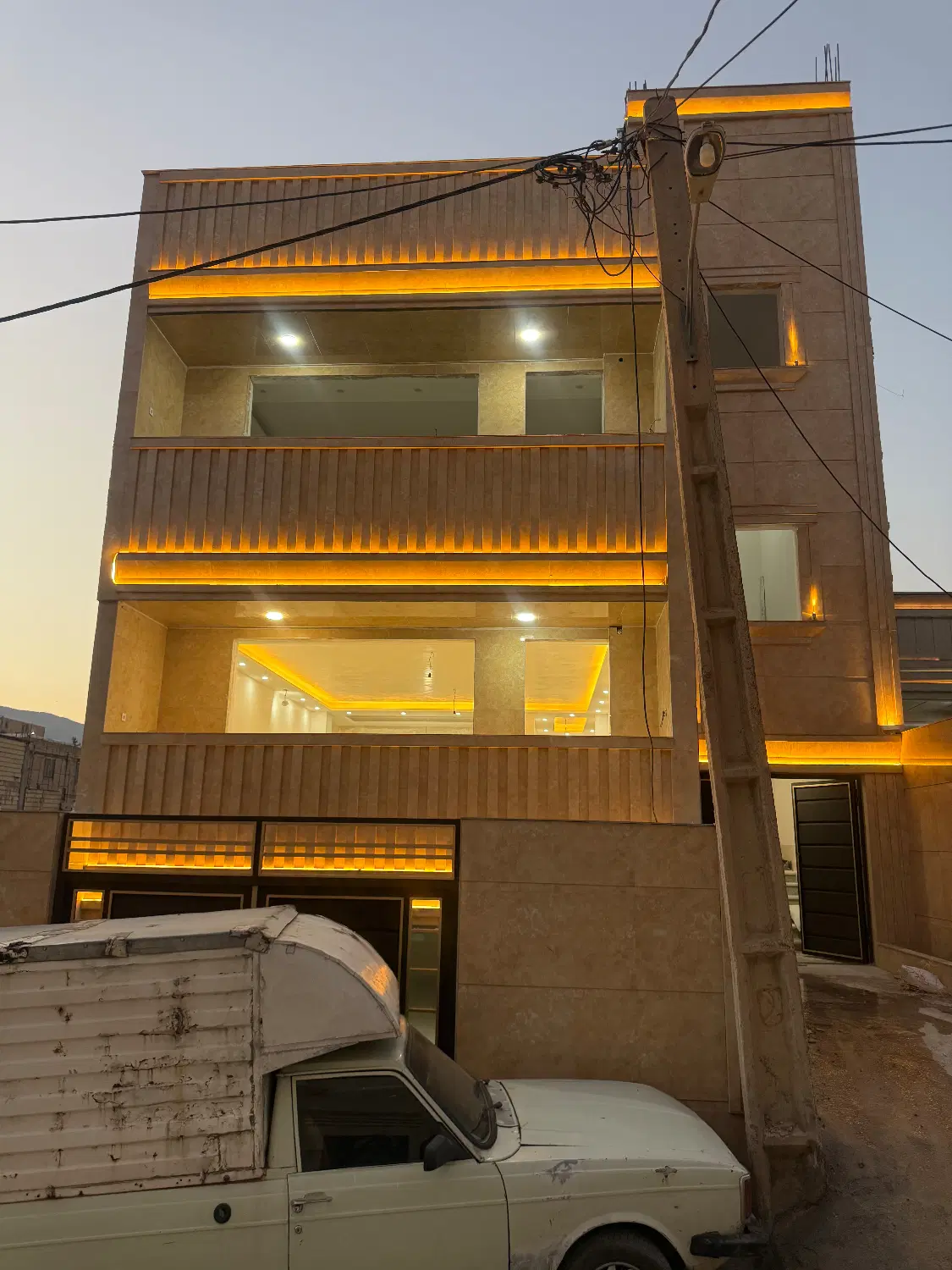 دو طبقه روی پیلوت کلید اول بسیجیان