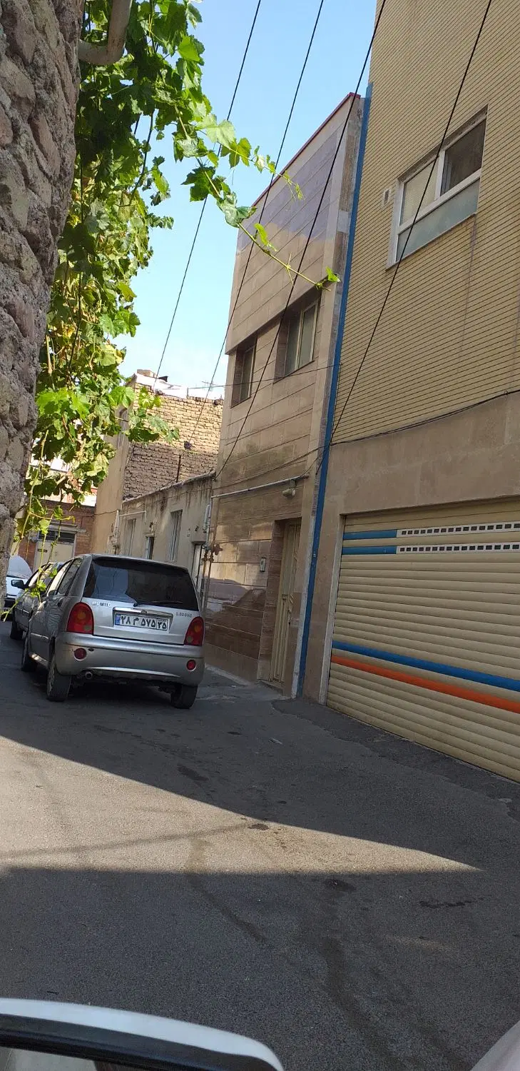 یک باب حیاط دوطبقه