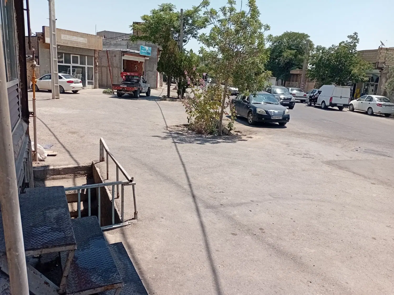 زمین در باغ معروف
