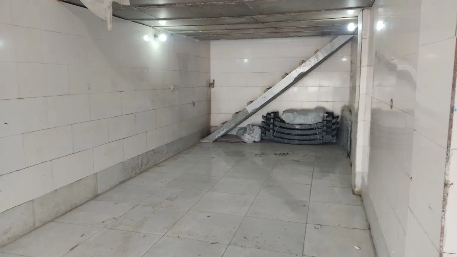 یک باب مغازه با بالکن