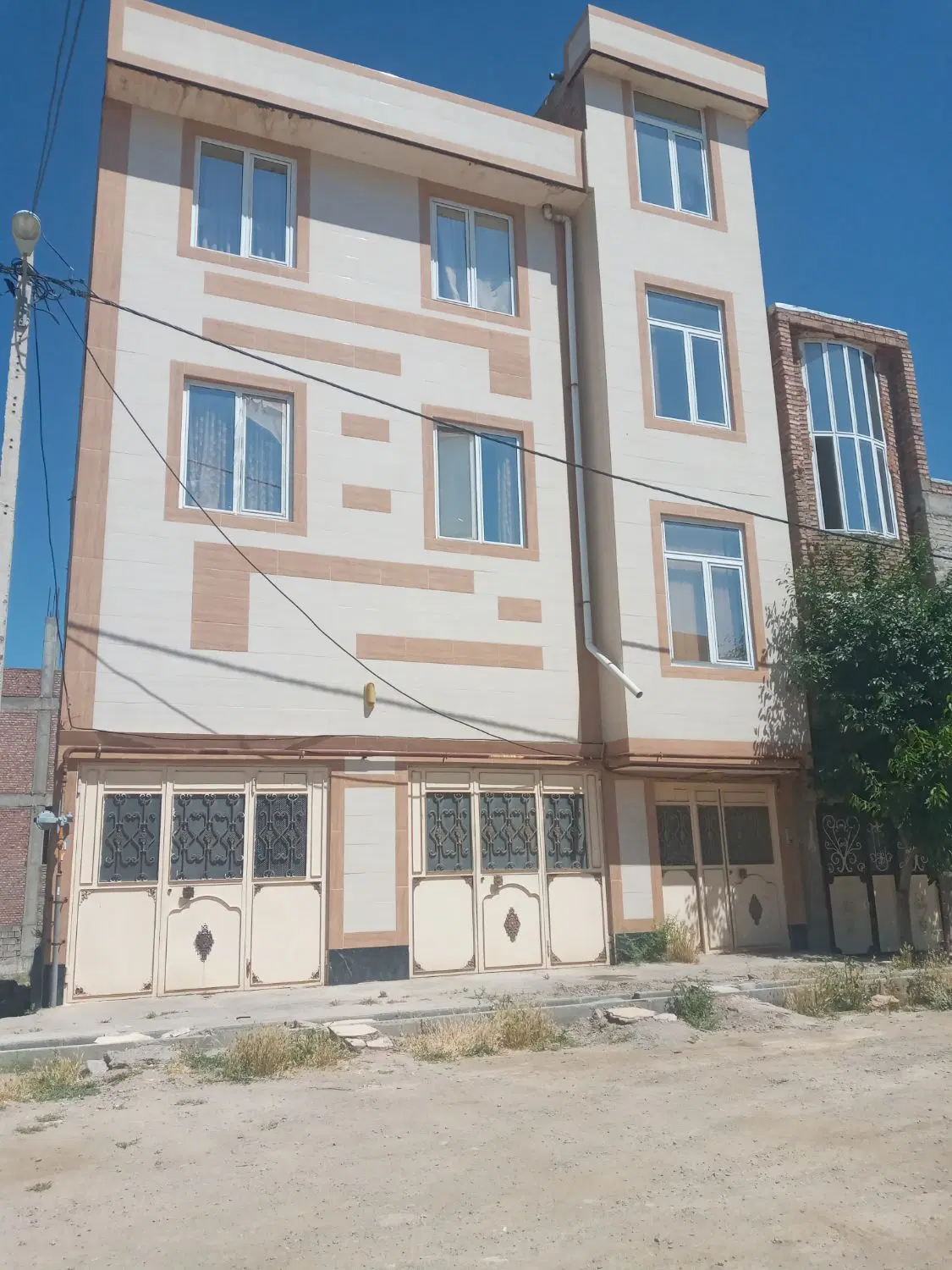 ساختمان ۳ طبقه