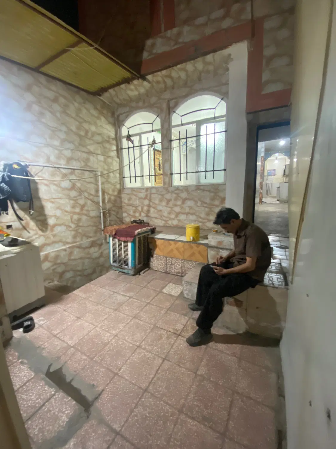 ساختمان سه طبقه مسکونی