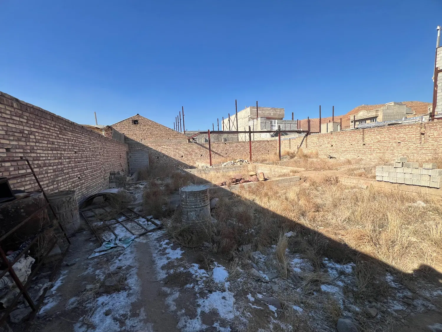 زمین در میدان امام حسین ارپادرسی