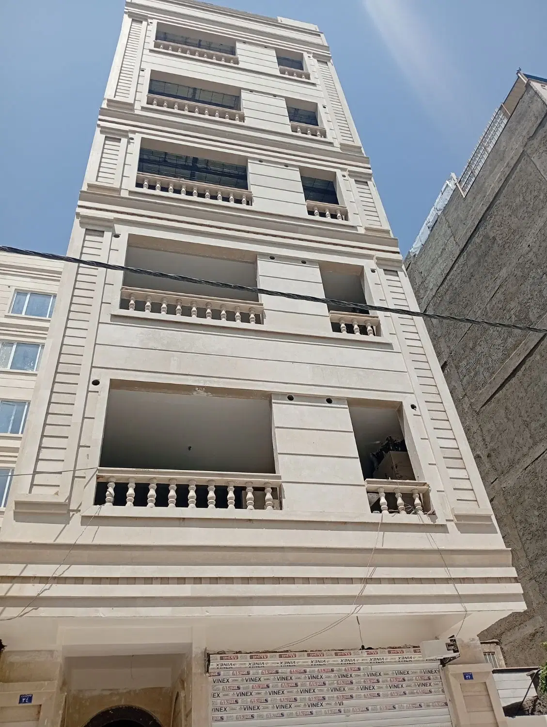 واحد ۱۲۰ متری با پارکینگ، نوساز، قیمت کاسبی